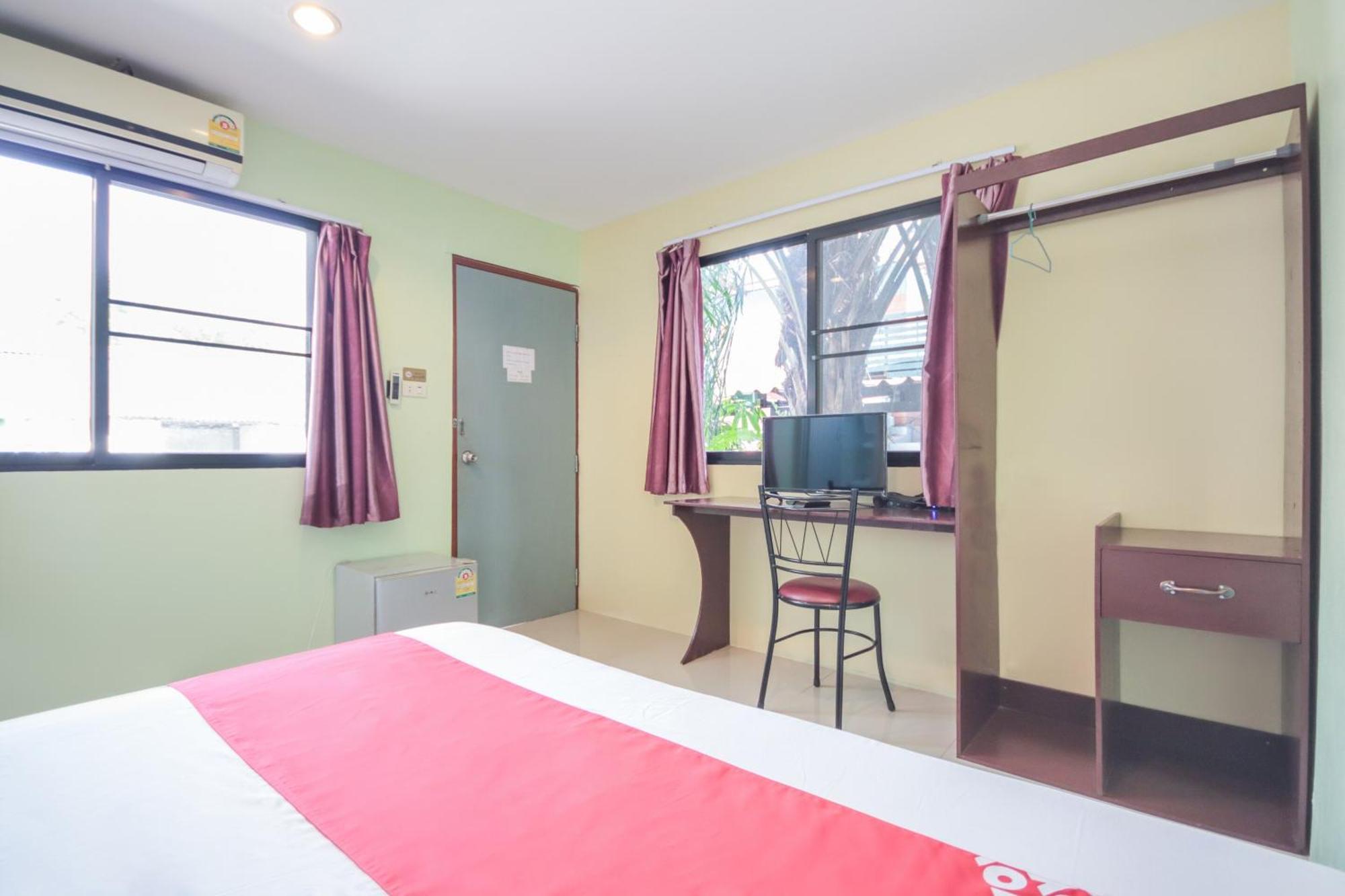 Oyo 1163 Eden Hostel Phuket Exterior photo